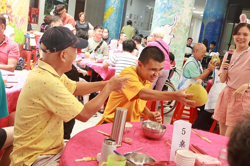 宜蘭教養院中秋親子聯歡活動全場來賓共度溫馨團聚時刻。
