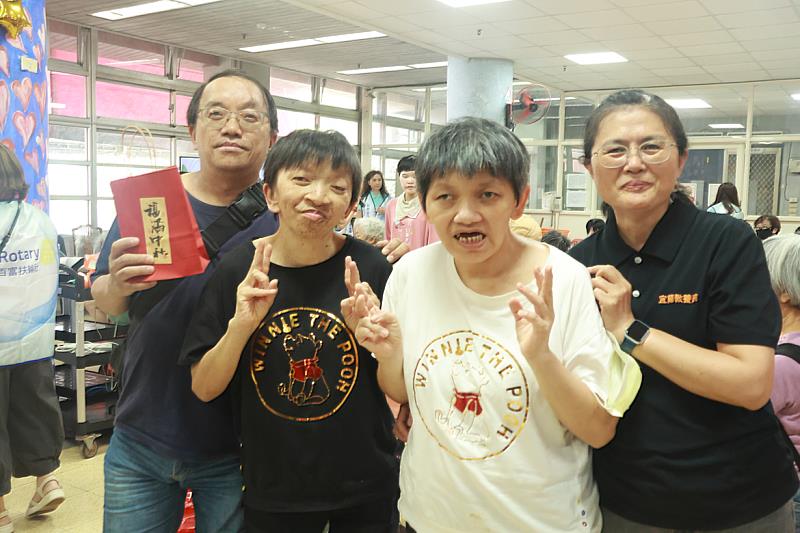 第一次在宜蘭教養院團聚的兄妹3人與社工方雪珍,拿著中秋禮品開心合影。