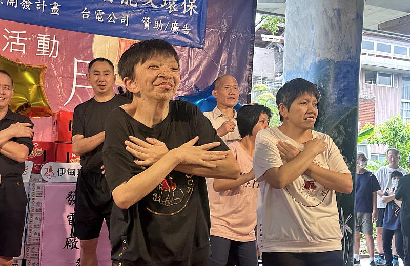 淑芬與明秀首次參與院內的中秋節活動,更上台獻出處女秀留下難忘的回憶。