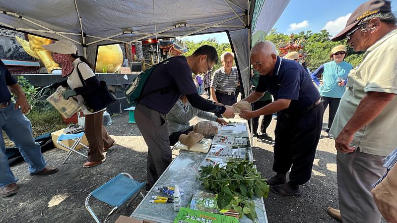 居民捲袖共同參與。