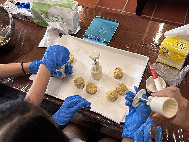 由參與者親手製作綠豆糕,認識糕餅文化。(頂新和德文教基金會提供)