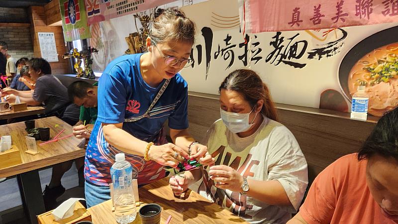 走讀雞籠老城區 身障朋友與救國團志工攜手同行共融 「世代攜手・共感共融」用陪伴走進社區、用交流拉近距離