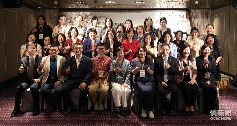 徐佳青(前排中)與2026年臺灣長期照護產業參訪團合影。