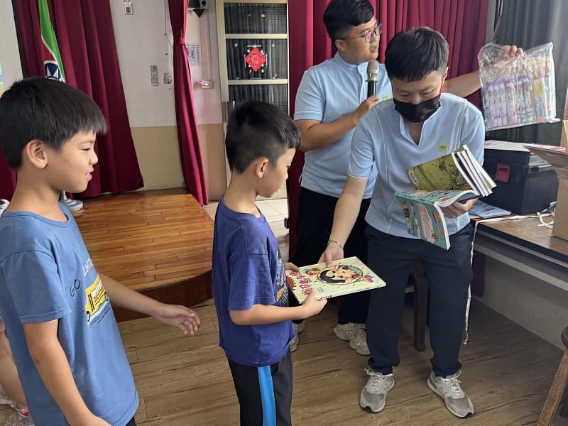 贈書給學童。