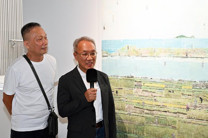 代理縣長林茂盛欣賞宜蘭獎、宜蘭意象獎作品《蘭陽意境》。