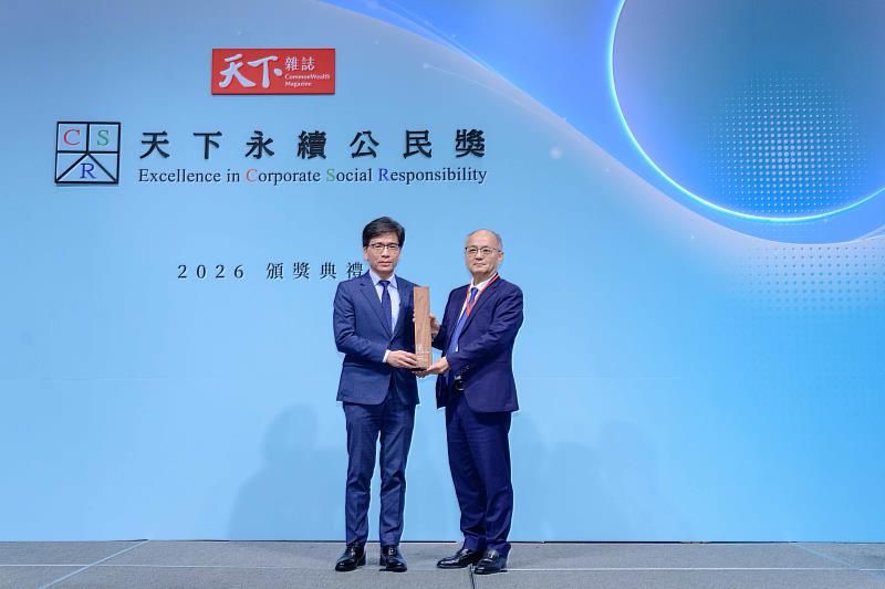 富邦金控榮獲2026年「天下永續公民獎」金融業組第1名,創下歷年最佳成績。由金管會主委彭金隆(左)頒發獎盃予富邦金控總經理韓蔚廷(右)。