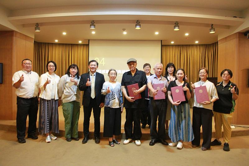 元培「光理之間」玻璃藝術展參展藝術家與開幕貴賓合影。