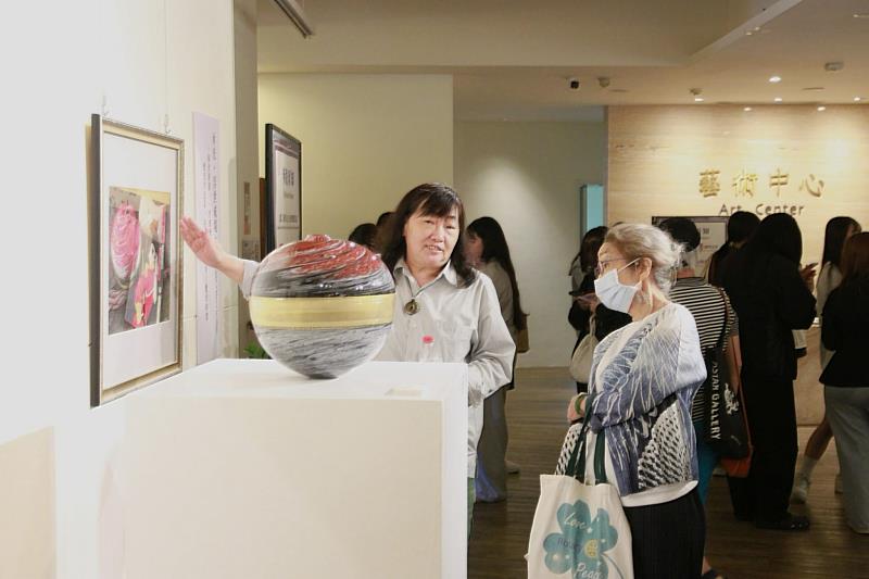 元培舉辦光理之間玻璃藝術展現場導覽。
