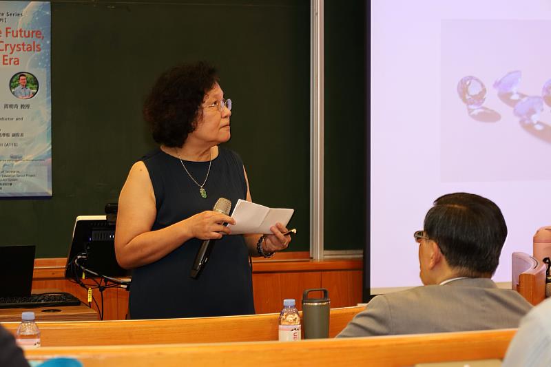 蔡秀芬副校長開場致詞,介紹周明奇教授研究歷程及其在晶體生長領域的卓越成就。