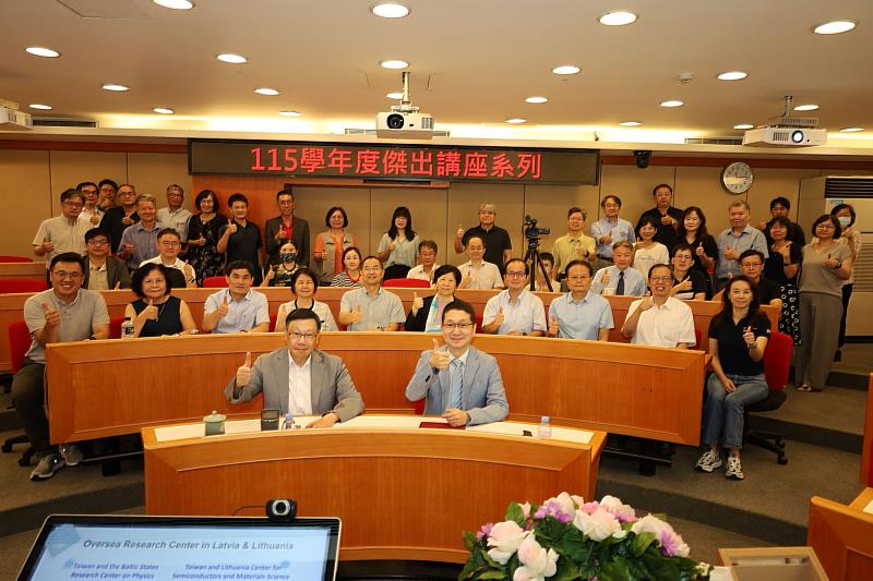 亞洲大學舉辦115學年度傑出講座,主講者周明奇教授與校長及與會師長合影留念,場面溫馨熱絡。