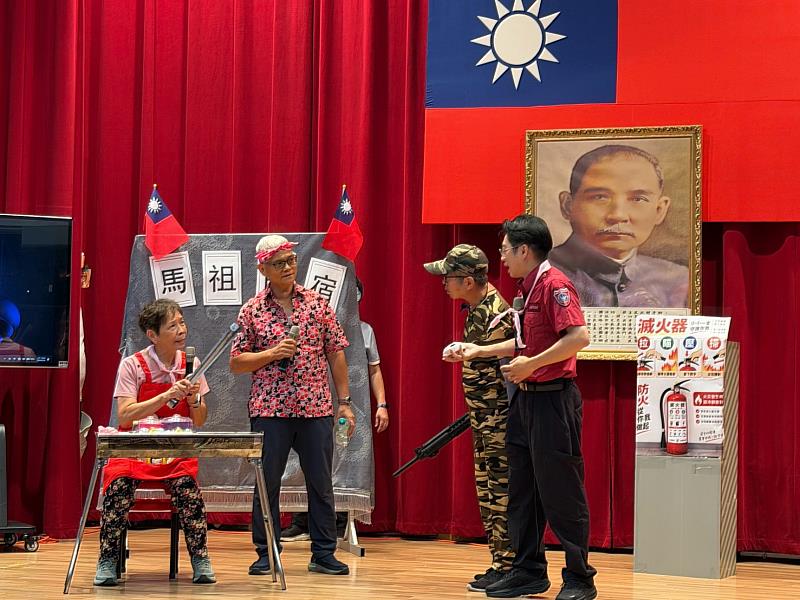 居家滅火器使用口訣:「拉、瞄、壓、掃」消防宣導。
