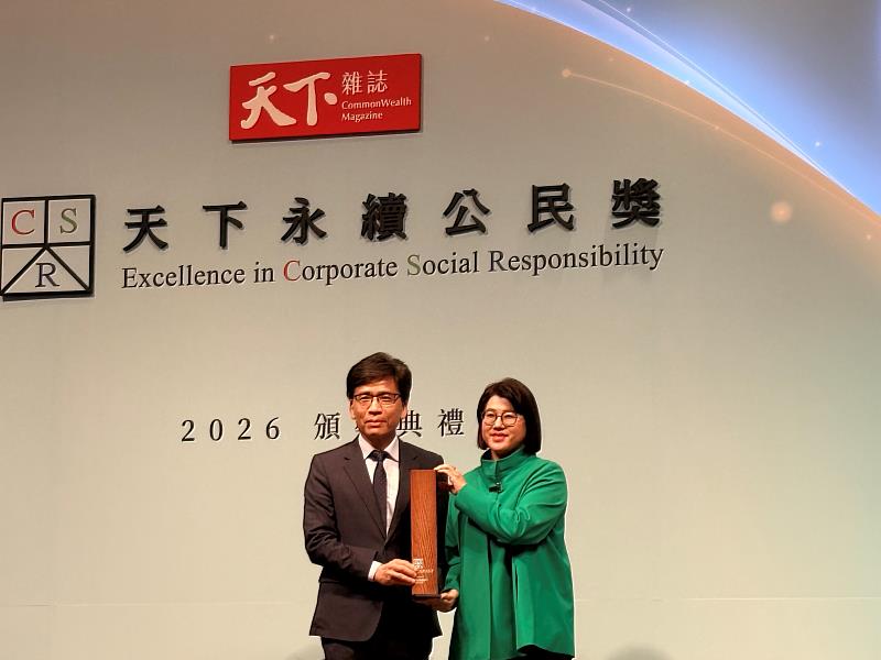 王道銀行榮獲2026年「天下永續公民獎」中堅企業組第2名，圖左為金管會主委彭金隆，圖右為王道銀行董事長駱怡君。