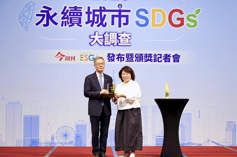 黃敏惠市長代表嘉義市接受「永續城市特優獎」。