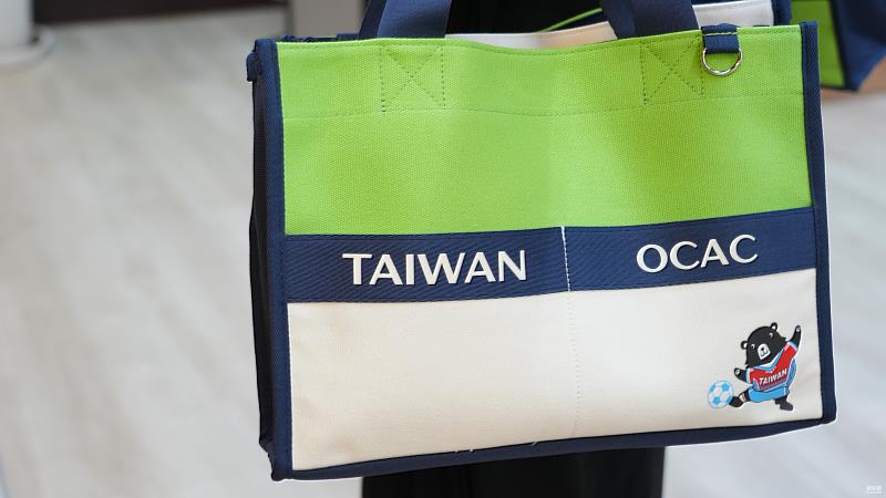 三合一團結包融入「臺灣黑熊踢足球」的活潑意象。
