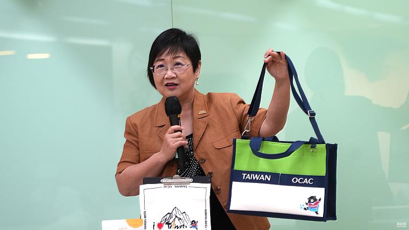 僑委會委員長徐佳青解釋「三合一團結包」設計理念。