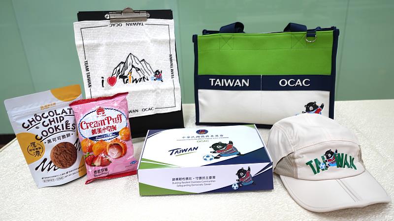 僑務委員會開箱國慶好禮,禮品包含手提袋、帽子、方巾和食品禮盒。