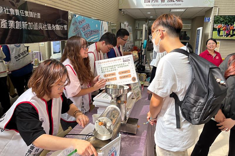 學生們至USR展區觀賞小型烘豆機及進行永續知識小挑戰。