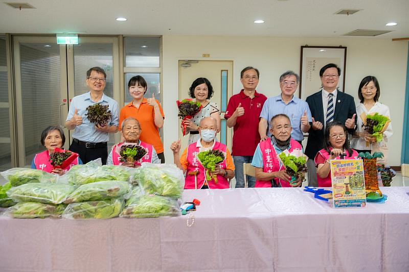 中臺科大陳錦杏校長(後左3)帶領主管們至健康永續展區與謙和賀長輩互動合影。