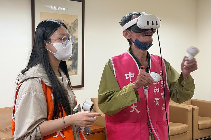 謙和賀日照中心長輩在科技與健康永續展區戴上VR裝置走進虛擬實境。