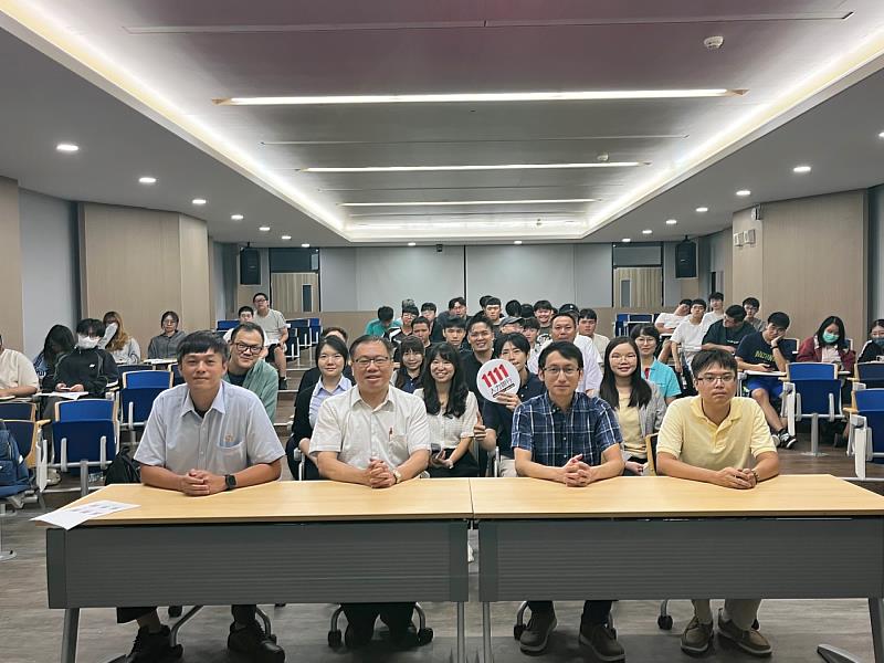 南臺科大化材系主任關旭強（前排左2）與業界貴賓、1111 人力銀行團隊及現場參與學生合影。