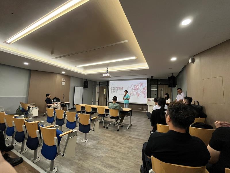南寶樹脂代表向化材系師生介紹高分子材料應用、企業願景與職涯發展路徑。