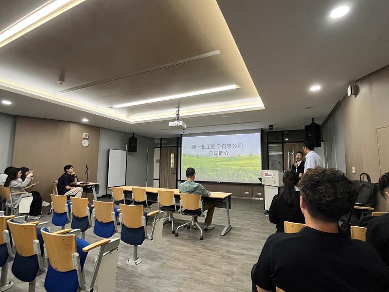 勝一化工代表親臨現場進行公司簡介。