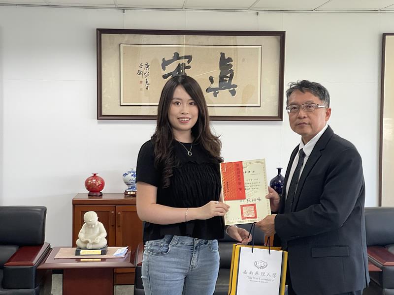 勇奪全國榜眼的何可馨,2年前是國考第1階段全國第4名。