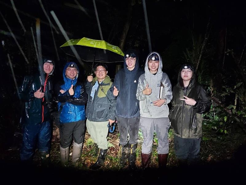 文化大學生命科學系陳怡惠教授與巫奇勳副教授參與國際研究團隊，攜手日本琉球大學富永篤教授與上村亮博士班研究生、國立科學博物館與京都大學的其他學者，共同進行艾氏樹蛙族群遺傳研究，研究成果近日刊登於臺灣中研院所發行的學術期刊《Zoological Studies》。