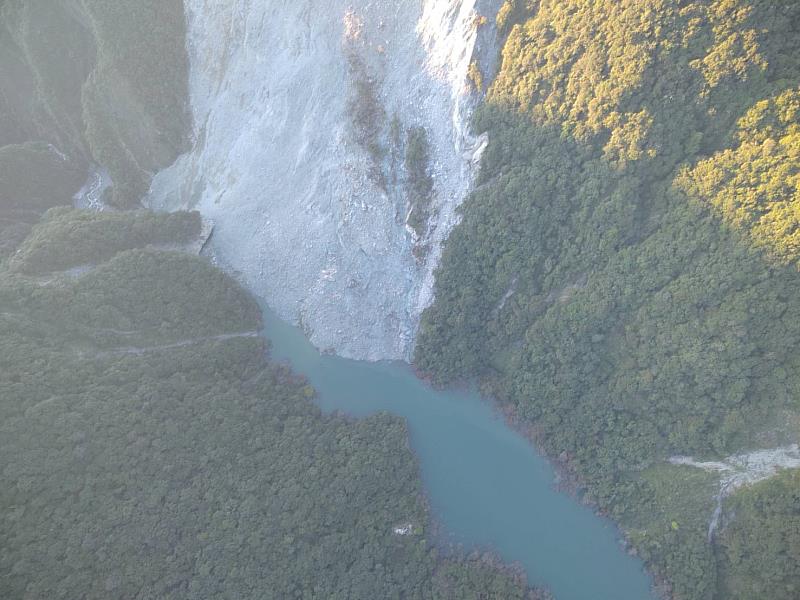 115年10月1日05:50-06:20,萬里溪堰塞湖空拍。