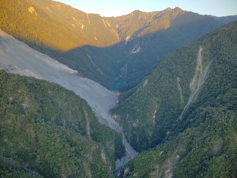 115年10月1日05:50-06:20,萬里溪堰塞湖空拍。
