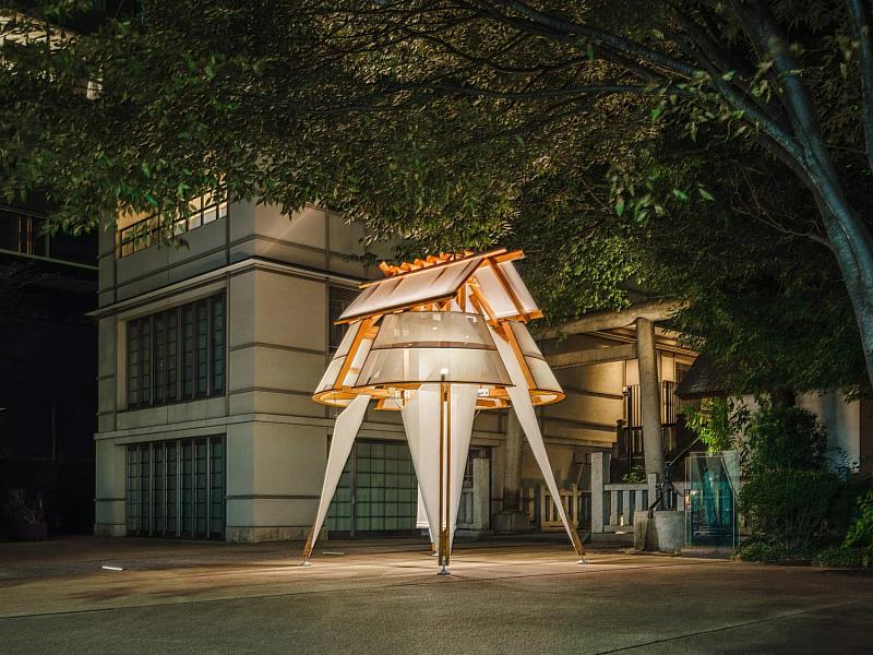 以遠赴日本的大型委託製作《六本木帆城》為例,需在設計確認後,處理裝箱、組裝搭建、展示以及拆卸回台等階段。