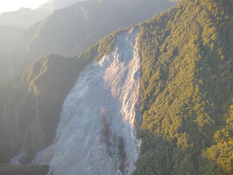 115年10月1日05:50-06:20,萬里溪堰塞湖空拍。