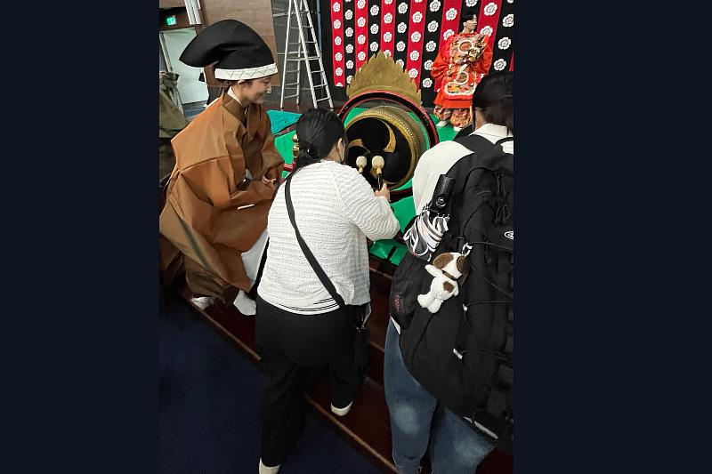 當日參與學生與日本雅樂演奏者交流與體驗。