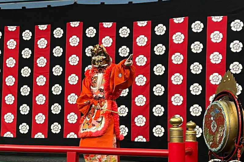 雅樂演出(2):雅樂結合舞蹈與華麗裝束的「陵王」。