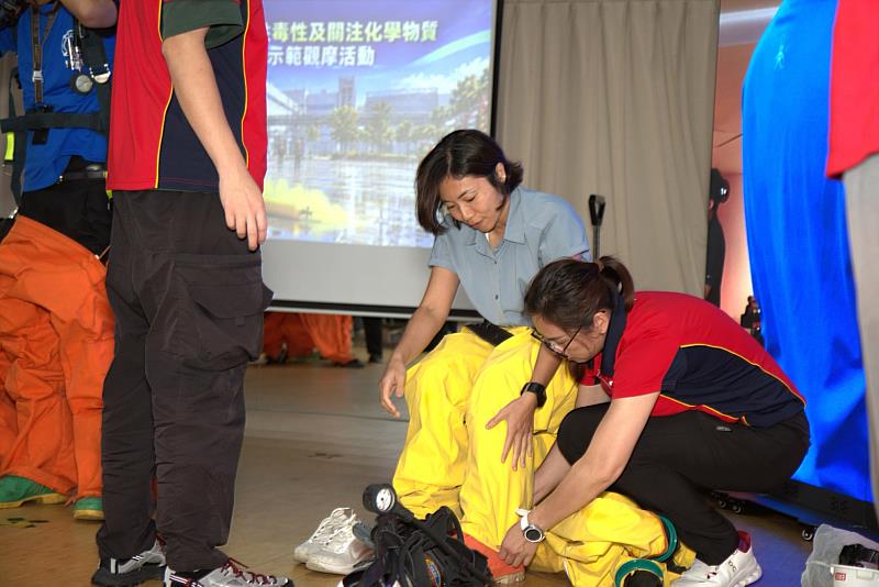 活動參與人員體驗A級防護衣穿脫。