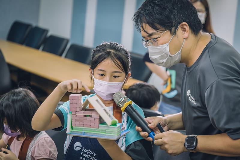 台北市北投區石牌國小學童分享,設置天窗增加室內照明亮度之餘,晚上還可以在頂樓看星星。