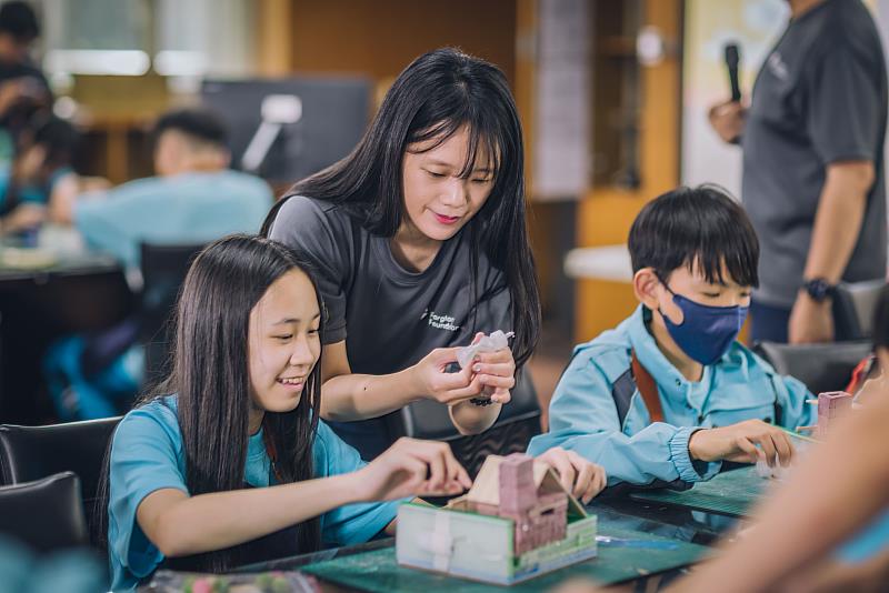 遠雄集團企業志工擔任校園建築助教，協助上課學生們一齊打造夢想中的紅磚屋。