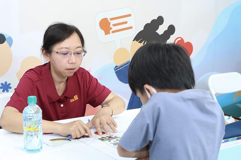 現場學童參與高醫公益健康諮詢,由專業醫療人員提供相關評估與建議。