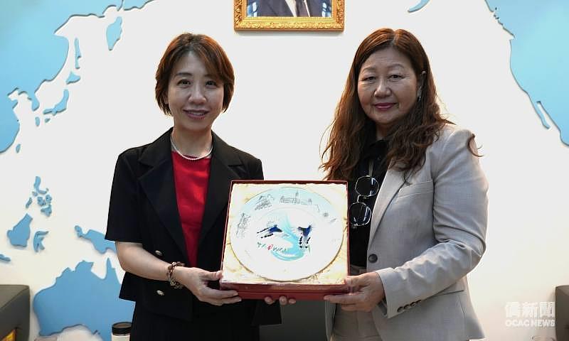 李姸慧代表僑委會致贈禮品予訪問團，由非總總會長明翠中代表接受。