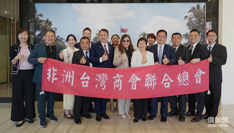 徐佳青與2026年非總回國訪問團合影。
