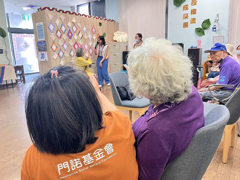 現場展示編織作品外,門諾基金會同仁更陪著長輩練習介紹作品故事。