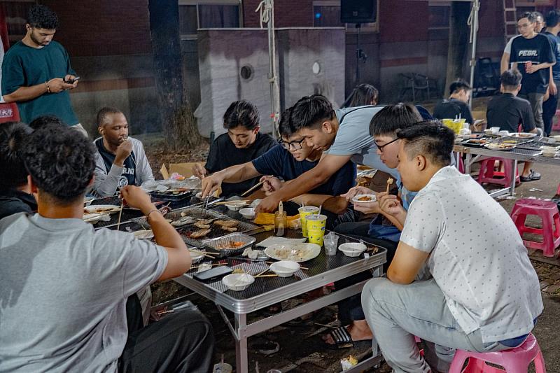 FPTU同學與亞大外籍生一同烤肉，分享歡樂與美食。