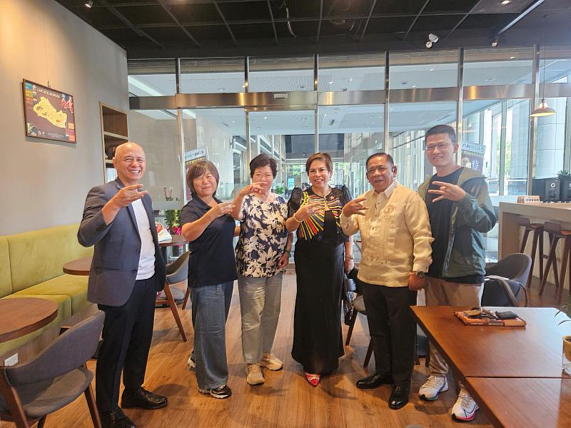 菲律賓薩爾瓦多市市長 Hon. Edgar S. Lignes(右2)於歐拉拉咖啡偶遇崑山科大創辦人閔蓉蓉(左3),兩人親切交流。
