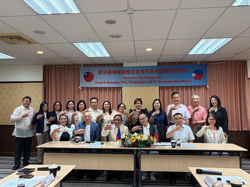 菲律賓薩爾瓦多市長率團參訪崑山科大，雙方師長共同合影。