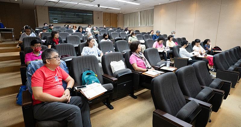 樂齡大學學員專心聆聽脂肪肝健康講座,從生活型態管理著手,學習實踐健康生活。