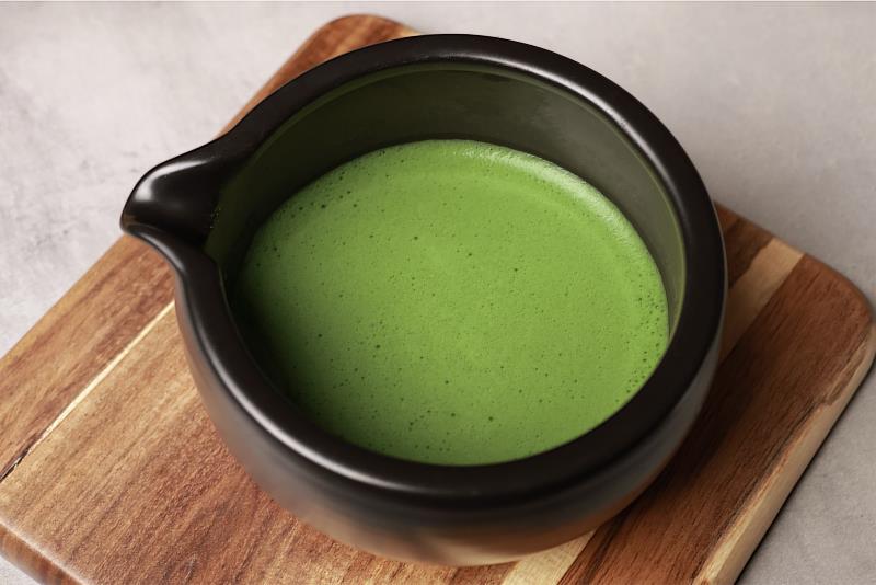 日本傳統茶具片口碗與宇治抹茶。