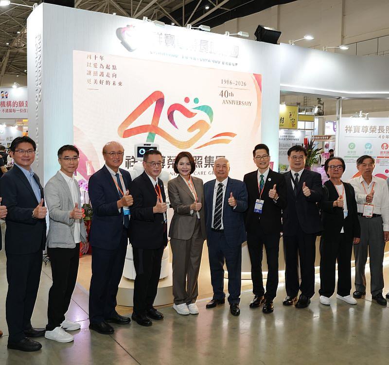 中華科大葉峻維董事長（左2）、傅彥凱校長（左1）與各界貴賓參與祥寶尊榮長照集團40週年慶。