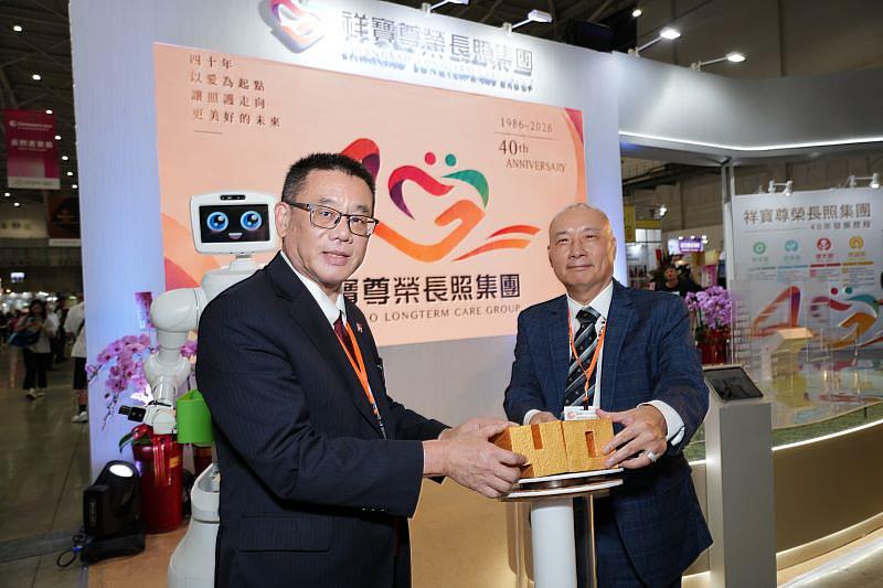 鴻海科技集團B事業群暨數位健康姜志雄總經理及祥寶尊榮長照集團林哲弘董事長。