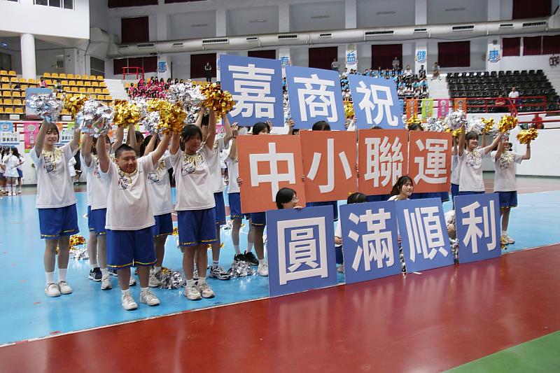 嘉義高商表演。