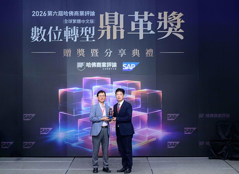 富邦證券以「富邦AI PRO」創新專案,榮獲「AI創新應用獎」服務業大型企業組楷模獎肯定。